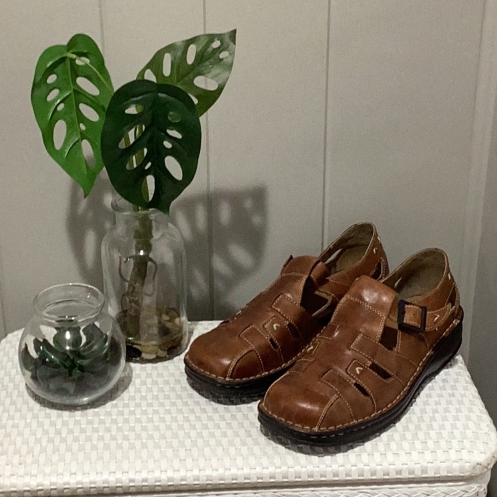 Women's shoes